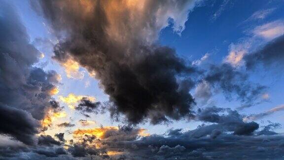 日落时天空的彩云