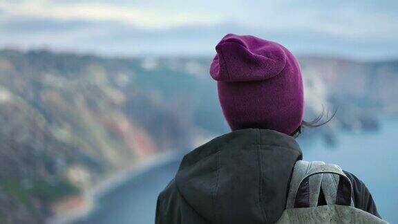 特写活跃的旅行妇女帽欣赏海景自然从山顶享受假期