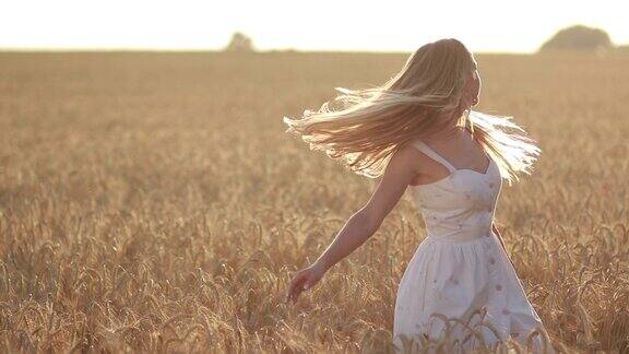 日落时分田野里一个头发飘逸的可爱女人
