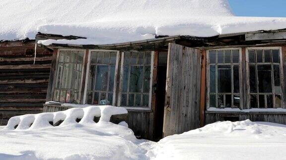 雪下废弃的旧木屋