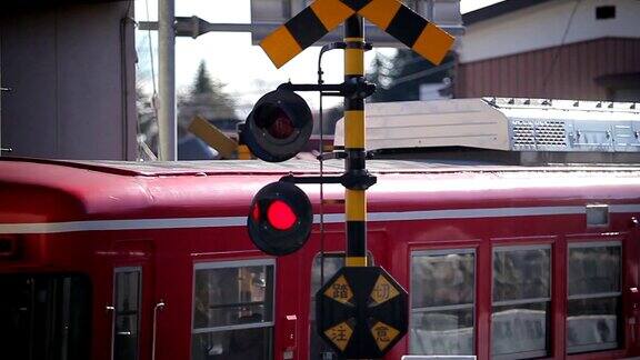 火车经过时闪烁的铁路信号