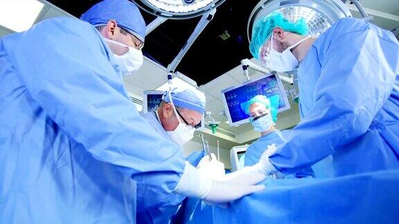 男女外科医生在手术室里做手术