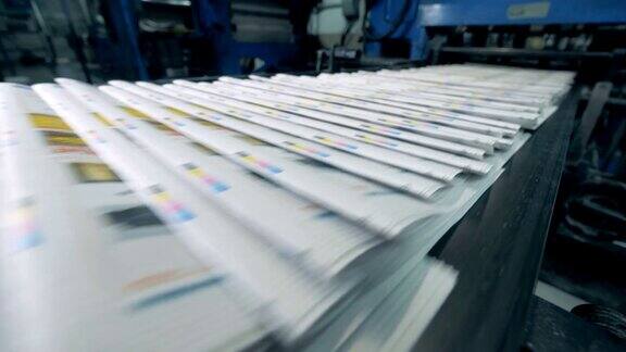 印刷期刊正沿着传送带移动