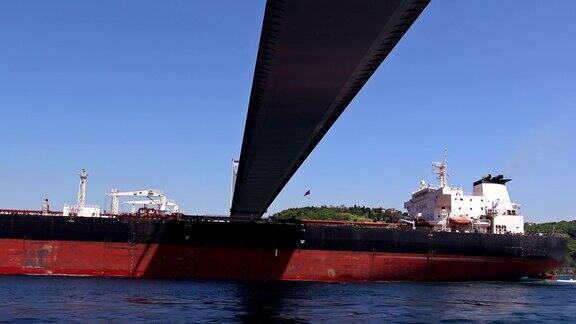 一艘货轮在土耳其博斯普鲁斯大桥下航行