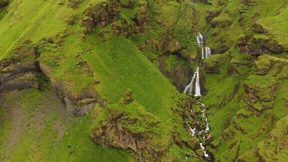 鸟瞰冰岛风景中的小溪