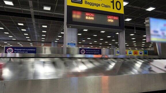 4K延时:旅客的行李在机场的行李传送带上移动