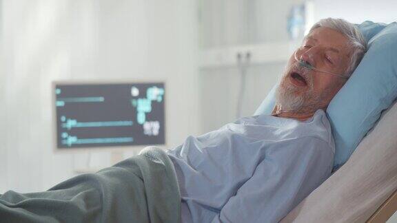 死亡在病床上的老年男性病人的侧面图