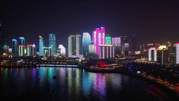夜间照明显示青岛市区海湾前方4k中国航拍全景图
