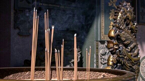 慢镜头人们在庙里用香烛作功德佛