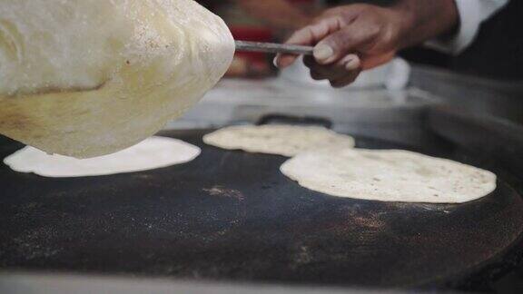 4kChapati印度面包的制作过程在平热的油炸表面打开