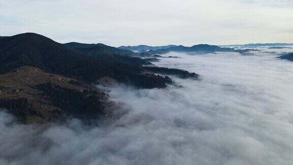 飞过山顶的云层山峰高耸清晨日出自然景观优美