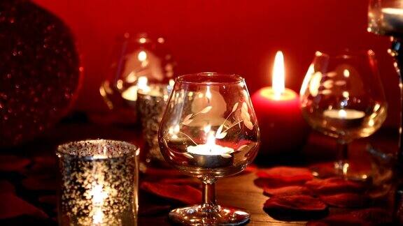 情人节的浪漫有红心、蜡烛和玫瑰花瓣