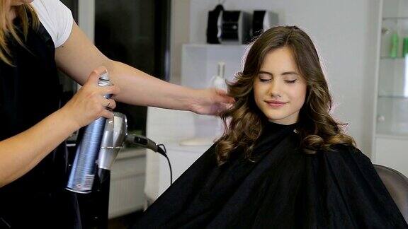 专业发型师、发型师为少女使用发胶