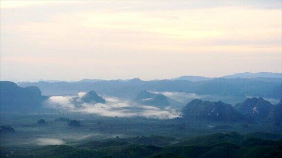 日出薄雾和云景移动在山上时间推移泰国