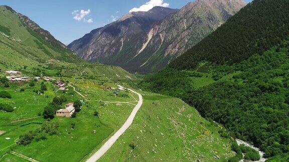 鸟瞰图山脉和峡谷河流