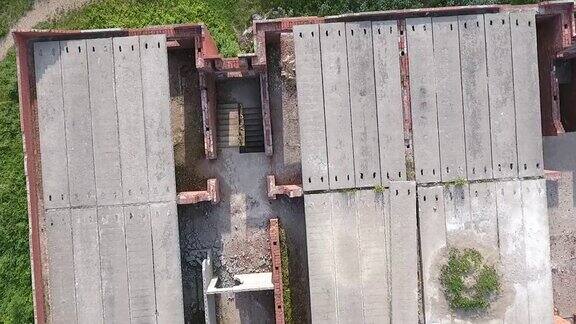 无人机俯瞰一座砖房的废墟