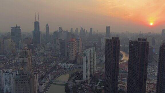 夕阳中的上海黄埔的城市中国鸟瞰图无人机飞行前进