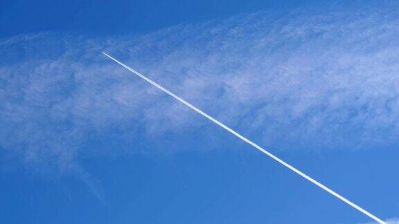飞机穿过天空对角线背景