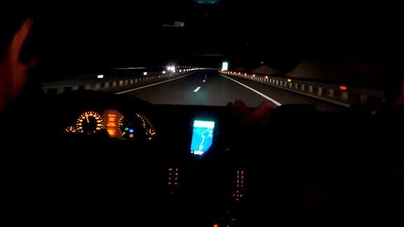 在智能手机导航的帮助下夜间在高速公路上行驶