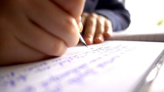 孩子用手写一封信特写慢动作