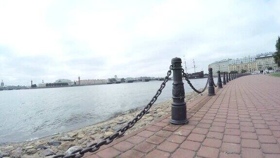 涅瓦河堤岸上的铁链围栏