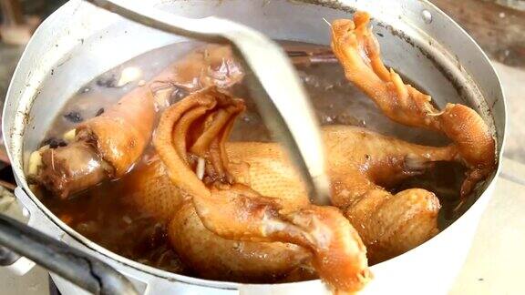 煮鸭用酱汁煮鸭做炖鸭中国菜或泰国菜