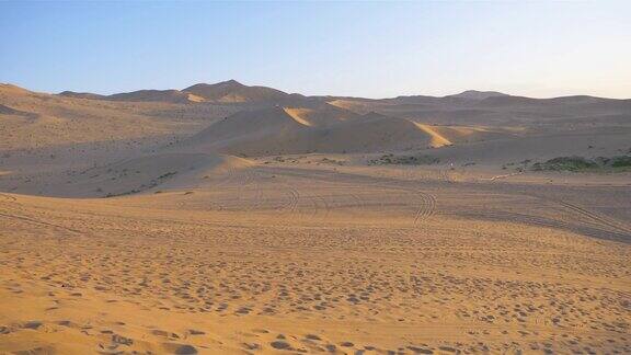 美丽的黄昏景观在敦煌沙漠甘肃中国