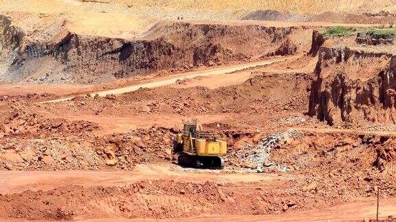 矿用自卸卡车和挖掘机