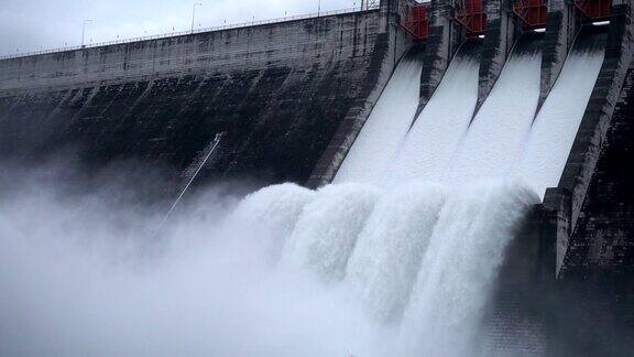 水从大坝流出水力发电