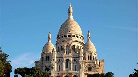 近距离观看圣心大教堂巴黎