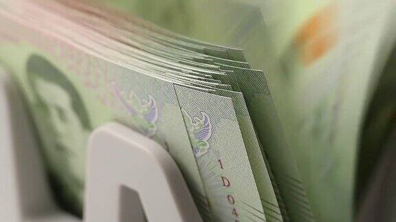 慢动作特写的泰国钞票20泰铢计数机货币计数银行柜台机械纸币金融市场概念