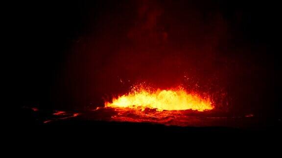 基拉韦厄火山沸腾的熔岩