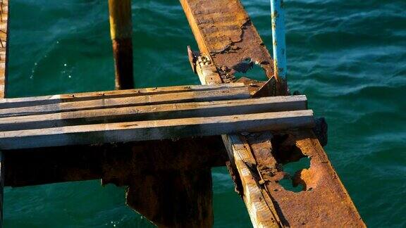 海上被毁的旧木码头
