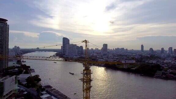 Chaopraya河附近的建筑工地和城市背景的起重机