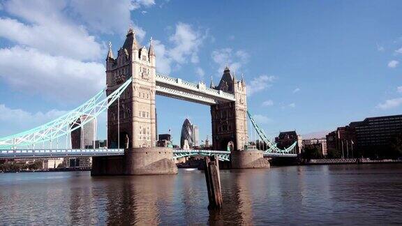 伦敦塔桥超级崩塌