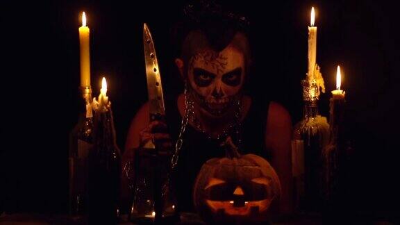 万圣节女巫手持刀锋头骨化妆魔术南瓜链和蜡烛