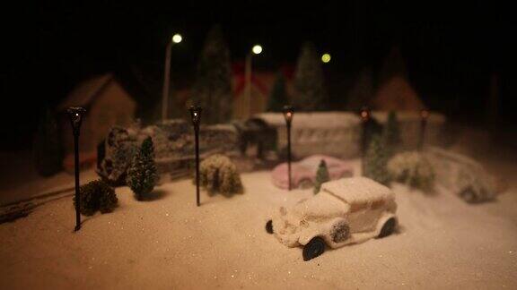 圣诞小屋火车站树木被雪覆盖的冬季场景的缩影夜晚的场景新年或圣诞节有选择性的重点