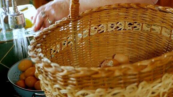 一个女人从篮子里洗鸡蛋的特写