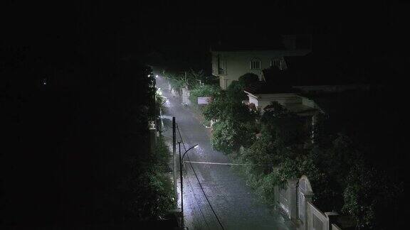 夜间小街上的暴雨(有声音)