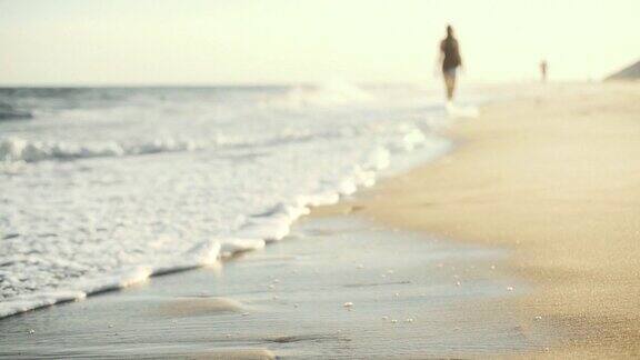 在阳光明媚的夏日里一个十几岁的女孩在海滩上散步