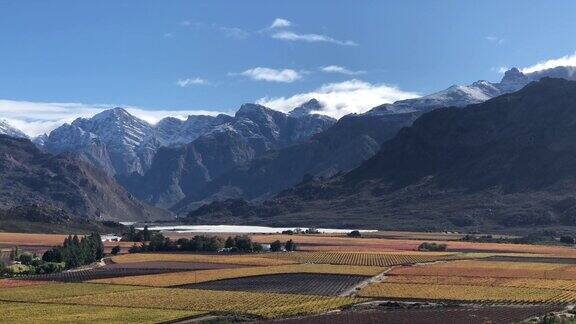 美丽的冬季淘金从左到右景色河河山谷与雪山