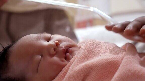 一个可爱的新生婴儿睡在病人康复室里