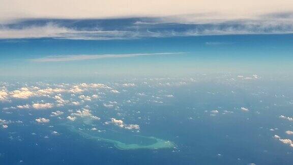 令人惊叹的鸟瞰环礁绿松石马尔代夫群岛和云