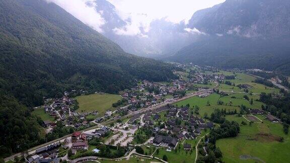 奥地利萨尔斯卡默古特的美景奥地利阿尔卑斯山的风景与传统的高山房屋