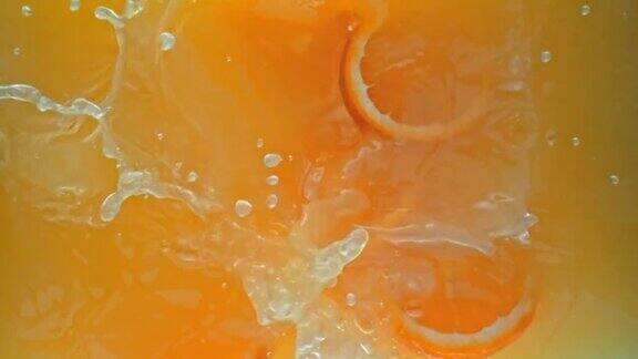 橙片落入果汁中