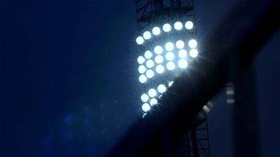 足球足球体育场灯光背景与黑暗的天空4k