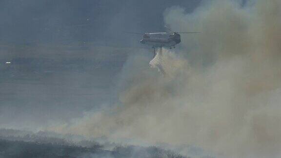 科罗拉多州查特里奇高地牧场大火支努克消防直升机冒烟