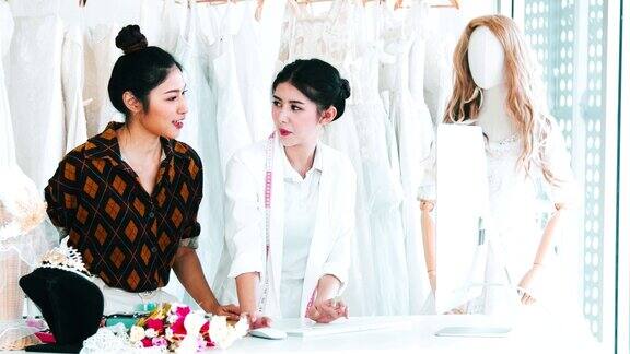 企业主:两位女性合伙人时装设计师与婚纱合作