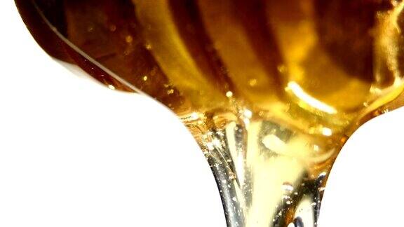 蜂蜜从木勺上滴下