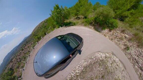 疯狂的小星球汽车在西班牙马略卡岛巴利阿里群岛Tramuntana山的急转弯上行驶